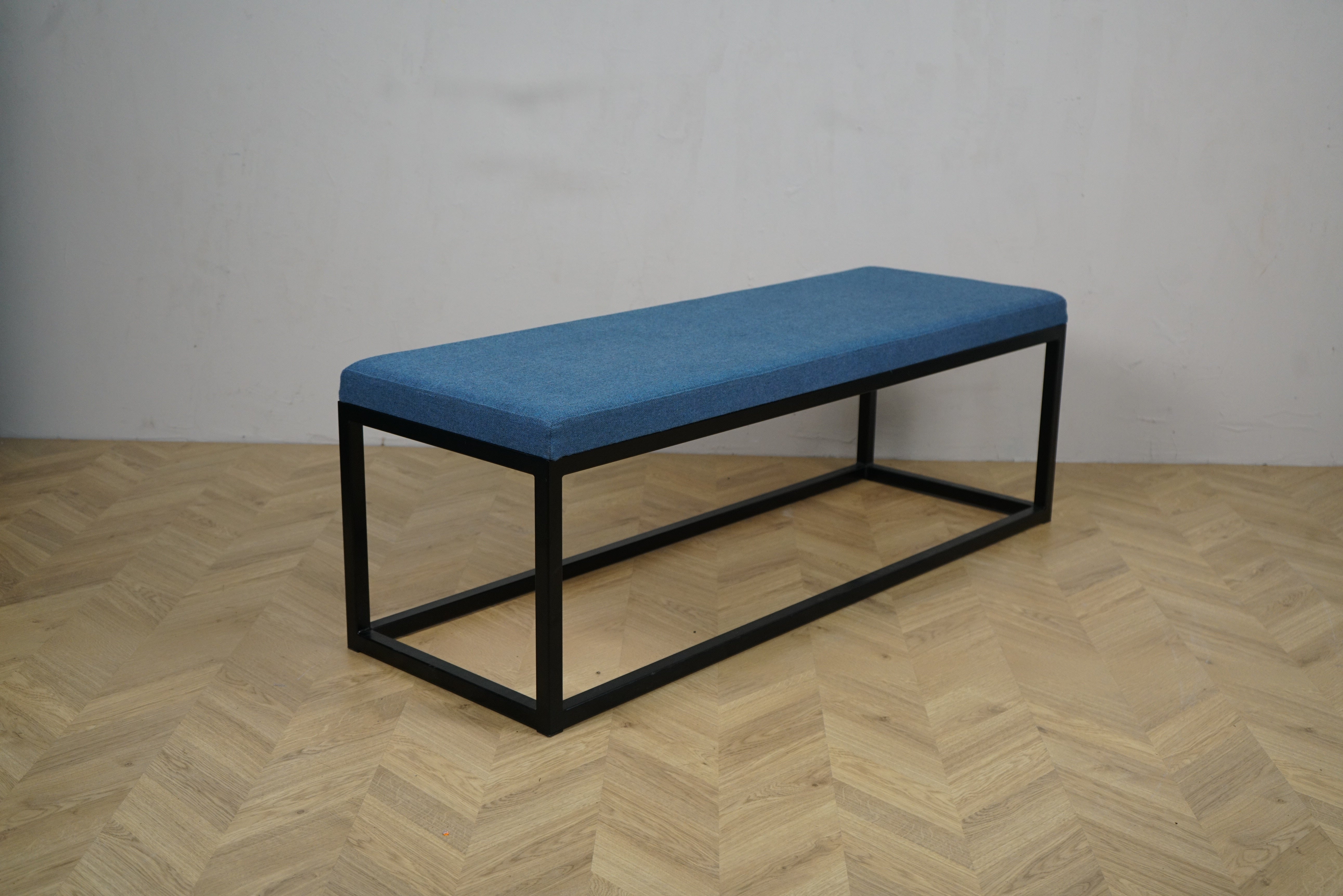 Rumas blå polstret loungebænk 150x50 cm med sort stel set forfra.